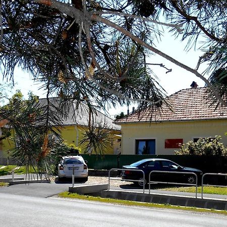 Gyoengyszem Vendeghaz Hotell Eger Exteriör bild