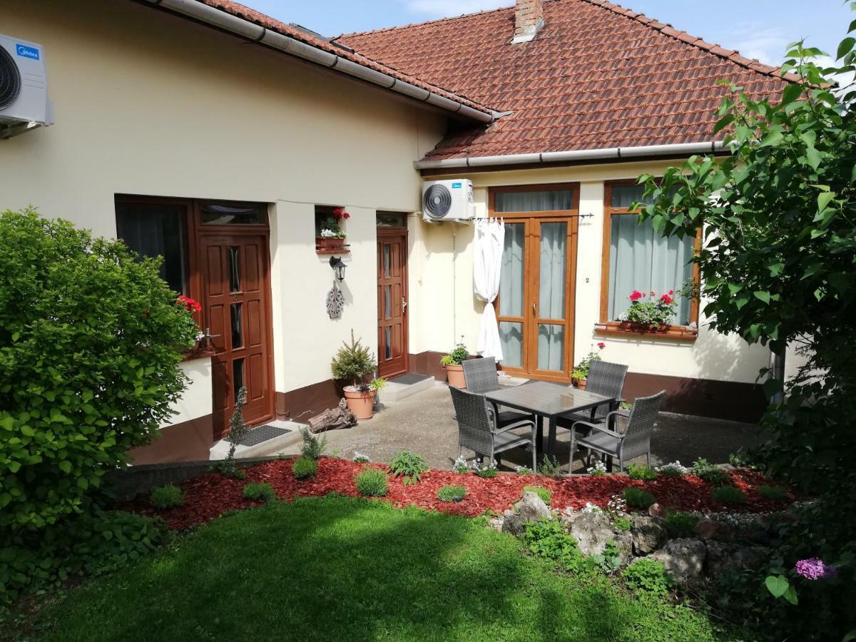 Gyoengyszem Vendeghaz Hotell Eger Exteriör bild